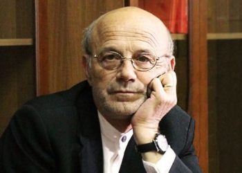 Një kafe vjeshte me Petrit Rukën: Jetojmë kohë të ftohta ku edhe nënën e qajmë me telefon nga larg