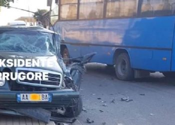 ‘Benz’-i del nga rruga në Kodër-Kamëz, plagoset drejtuesi i automjetit