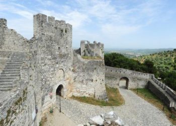 “Në shtëpinë e 122 monumenteve të kulturës”, faqja e njohur shkruan për qytetin e “një mbi një dritareve”: