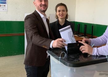 FOTOLAJM/ Ministrja Besa Shahini voton me të shoqin në Prishtinë