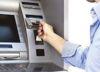 ANKETA / Karta e debitit, më e përdorura në Shqipëri