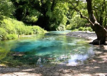 Detaje për incidentin tek Syri i Kaltër, njëri nga turistët e dëmtuar nga shkëputja e shkëmbit niset drejt Greqisë