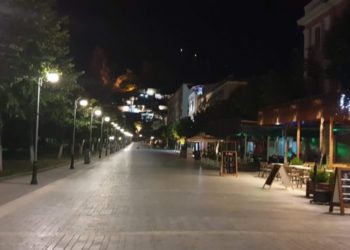 Policia në kërkim të 32-vjeçarit që terrorizoi Beratin, zbrazi dy karikatorë kallashnikovi