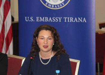 “Gratë kanë rol thelbësor në ofrimin e sigurisë, fuqizojini”, mesazhi diplomates amerikane në Tiranë