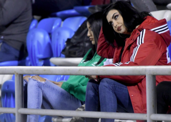 FOTOT/Çiljeta shfaqet seksi në stadium në ndeshjen mes Partizanit dhe Kukësit