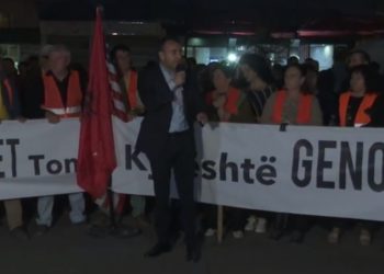 Banorët bllokojnë rrugën në zonën e Astirit, hedhin bomba molotov