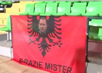 De Biazi në zemrat e tifozëve kuqezi, e tregojnë me një banderolë në Moldavi