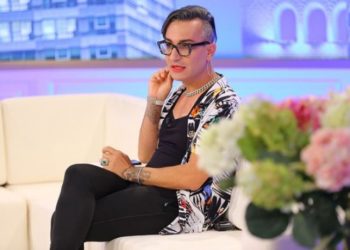 “Nëse nuk lyej buzët nuk hyni në BE”, mesazhi ironik i biznesmenit gay për politikanët shqiptarë