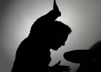 Burri kërcënon gruan e fëmijët me thikë, një tjetër kapet me armë