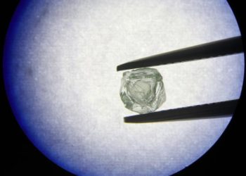 VIDEO/ “Matryoshka”, Rusët zbulojnë diamantin me një tjetër gur brenda, shembulli i parë në botë