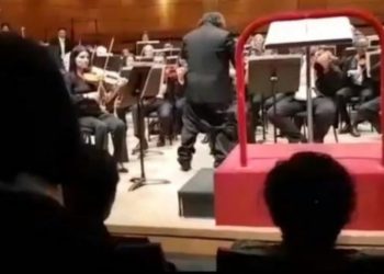 VIDEO / Gallatë në koncert, dirigjentit të njohur i bien pantallonat