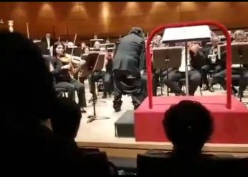 Dirigjentit i ndodh e papritura në skenë, i bien pantallonat në mes të shfaqjes