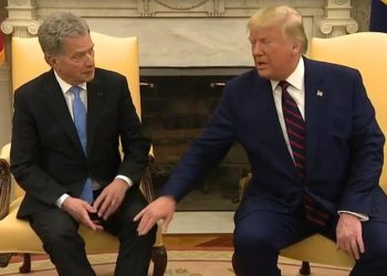 VIDEO/ Mos më prek! Trump godet gjurin e homologut finlandez, reagimi i Niinistö është epik