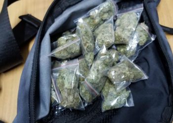Shpërndante drogë/ Kapet në një parkim në Tiranë me dozat gati e tufa lekësh
