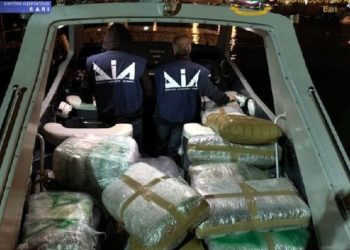 Kapet në Brindizi gomonia me 450 kg drogë, ishte dërguar nga një organizatë kriminale shqiptare (Foto)