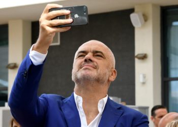 “Pse zgjedh spitalet jashtë”, Rama i përgjigjet komentuesit: Kam bërë një operacion në QSUT