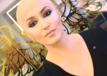 Eliza Hoxha çudit fansat, qethet tullë dhe pozon me look-un e ri