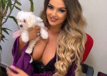 FOTO / Zhvishet Enca, këngëtarja tregon format me bikini kuqezi