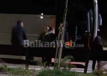 “Jemi të traumatizuar”/ Fëmijët e kopshtit nga Kavaja nisen ekskursion në Pogradec, por shoferi i braktis se prishet autobusi