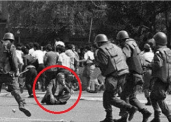 Kush është burri i ulur këmbëkryq në mes të dhunës serbe, fotoja e rrallë e gushtit 1990