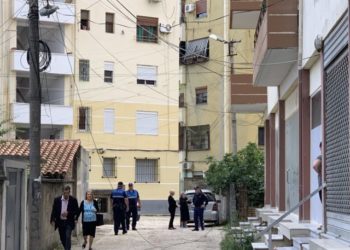 Bie nga ballkoni, humb jetën në vend 60-vjeçari në Fier