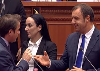VIDEO / Sherr në Kuvend, Ralf Gjoni përplaset me Braçen dhe Shalsin