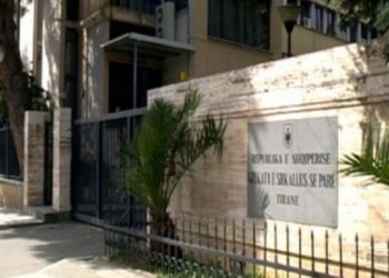 Ndodh edhe kjo/ Krushqit rrihen keq njëri me tjetrin në ambientet e gjykatës së Tiranës