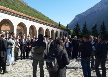 Zv/ministri i Jashtëm grek dhe ambasadorja përkujtojnë ushtarët e rënë gjatë luftës me italianët në Shqipëri
