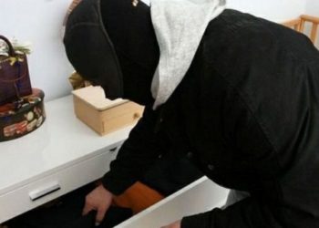 “Më goditën me qytën e pistoletës në kokë”, i moshuari që u grabit në Korçë rrëfen tmerrin: Na lidhën dhe kërkonin lekët