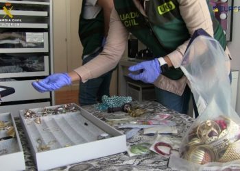 Të shtrirë përtokë dhe me pranga në duar, dalin pamjet e arrestimit të hajdutëve të sportistëve të Realit