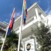 FOTOLAJM / Ambasada e Holandës në Tiranë ngre flamurin e LGBTI