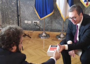 Gazetari i dhuron fjalor të gjuhës shqipe Vuçiç: Për t`u kuptuar më mirë në të ardhmen sesa në të kaluarën