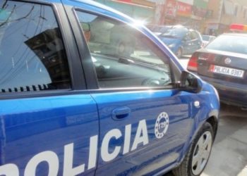 Tmerr në një familje në Durrës/ Djali godet me levë për ta vrarë babain e verbër, motra njofton policinë