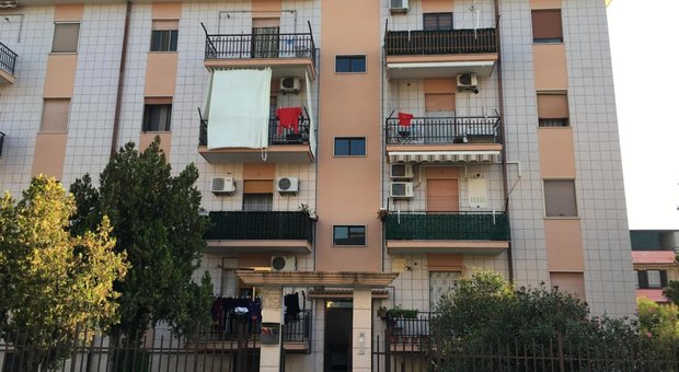 La palazzina ad Orta Nova, nel Foggiano, dove un uomo ha prima ucciso con la pistola di ordinanza la moglie Teresa di 54 anni e le figlie di 12 e 18 anni e poi si è suicidato sparandosi un colpo alla testa, 12 ottobre 2019.
ANSA