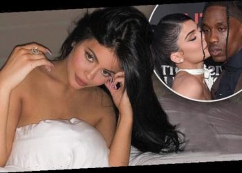 FOTO/ Kylie Jenner pozon topless në shtrat, pas thashethemeve se mendon një ribashkim me Travis Scott