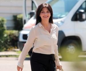 I mungon politika, Jozefina Topalli poston foton kur ishte deputete