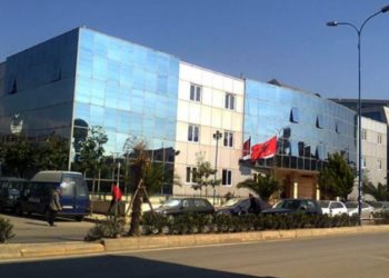 Makina përplas dy fëmijë në Kamëz, 6-vjeçari dhe vajza 15-vjeçe nisen me urgjencë në spital