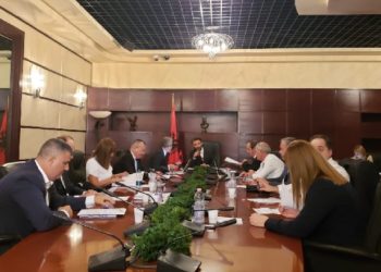 Mbledhja e KLP-së zgjat vetëm 5 minuta/ Ibrahimi ikën nga tryeza, Cani: Nuk u njoha me projekt- aktet