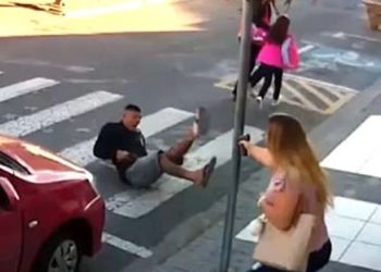 Populli voton si politikane nënën që vrau grabitësin para shkollës