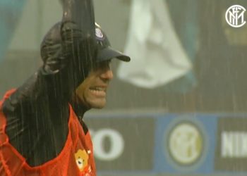 VIDEO/ Conte si ushtarakët, shiu bie me “gjyma”, por ai nuk e ndal stërvitjen e Interit