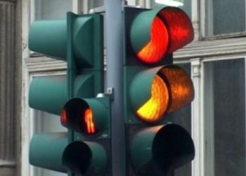 Kalon me semafor të kuq dhe kundërshtoi me dhunë policët, pranga 35-vjeçarit në Tiranë