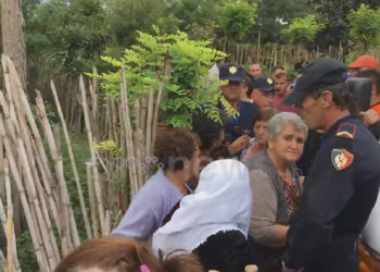 “Xhelali firmosi dhe iku”/ Banorët e Laknasit protestë kundër ndërtimit të thertores, dy grave u bie të fikët