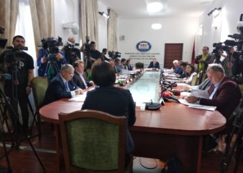 EMRAT / Kandidatët për “Kushtetuesen” dalin para Komisionit të Ligjeve
