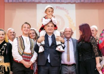 “Shqiptarinë e kemi bashkë”/ Meta ngre vogëlushin kaliqafë dhe bënë simbolin e shqiponjës mes artistëve në Lezhë