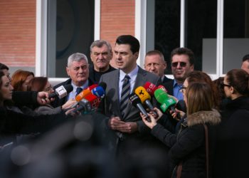 Basha mbledh aleatët në selinë blu, pas thirrjes që Rama të dorëhiqet