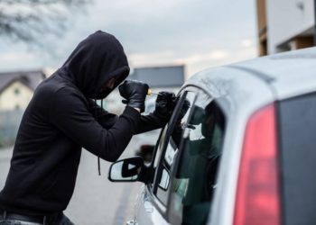 Pranga dy të rinjve në Fier, po bënin ‘kërdi’ me vjedhje makinash