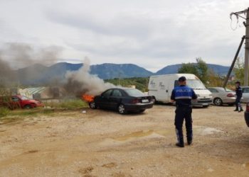 VIDEO/ Digjet makina pranë Liqenit të Thatë në Tiranë, dyshohet e qëllimshme