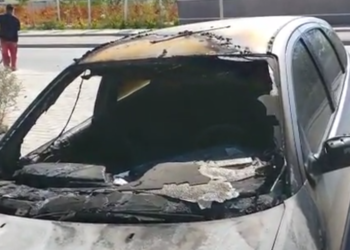 VIDEO/ Digjet një makinë në orët e para të mëngjesit në Vlorë, dyshohet e qëllimshme