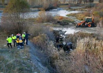 Makina me tre familjarët bie në përrua, i gjejnë rastësisht punonjësit që shkuan për të marrë inerte
