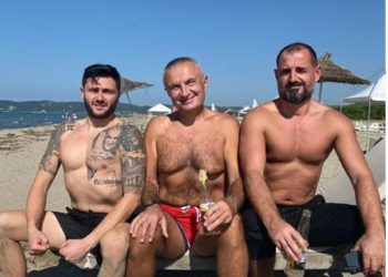 Meta lë pas raportin e “Venecias”, kalon fundjavën në plazh me Çim Pekën dhe Bes Kallakun duke pirë birrë